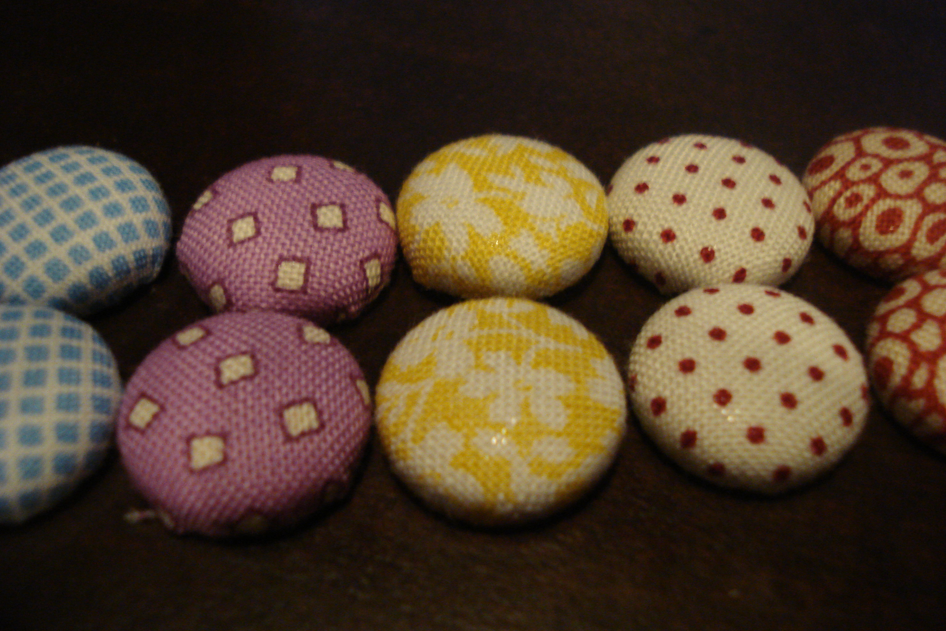 How to use your scrap fabric: Button Earrings